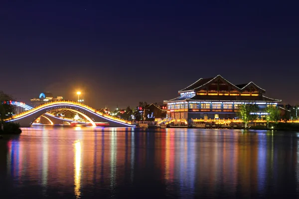 Architektur Landschaft bei Nacht in einem Park — Stockfoto