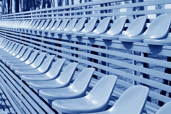 Vacíos asientos coloridos del estadio — Foto de Stock