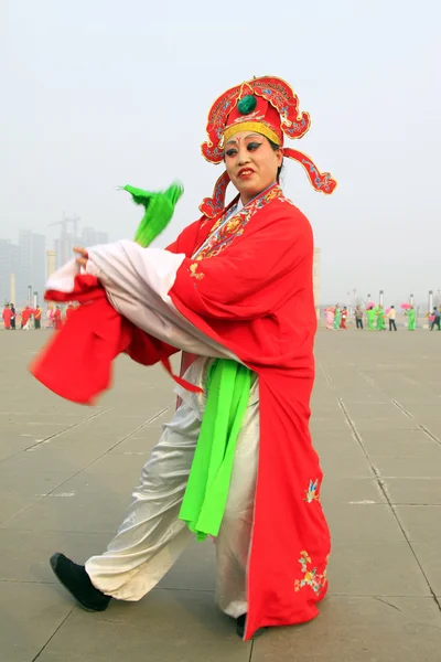 Les gens portent des vêtements colorés, spectacles de danse yangko dans le s — Photo