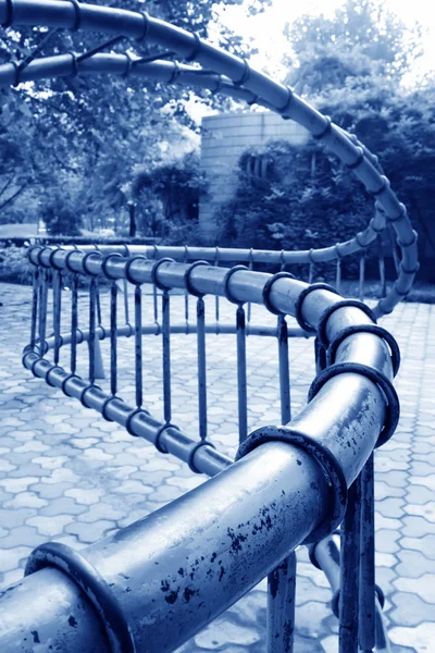 Spiraal metalen fitnessapparatuur in het stenen deur park, shijiazhu — Stockfoto