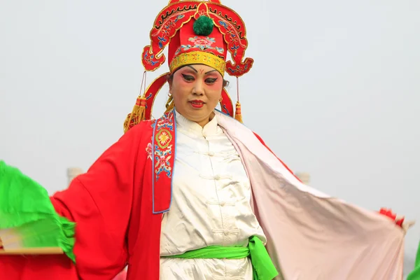 La gente usa ropa colorida, actuaciones de danza yangko en el s — Foto de Stock