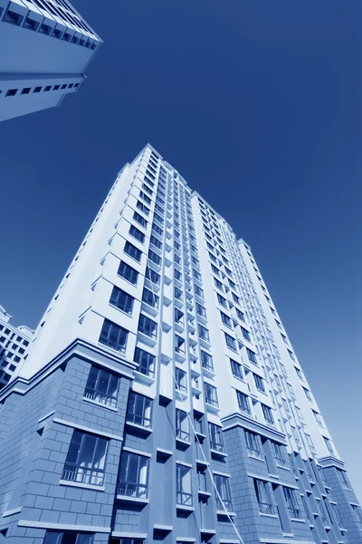 Niedokończone kolor budynku, pod niebem blu — Zdjęcie stockowe