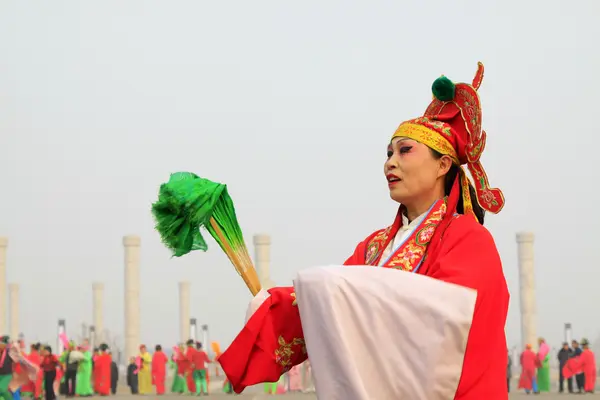 People wear colorful clothes, yangko dance performances in the s — Stock Photo, Image