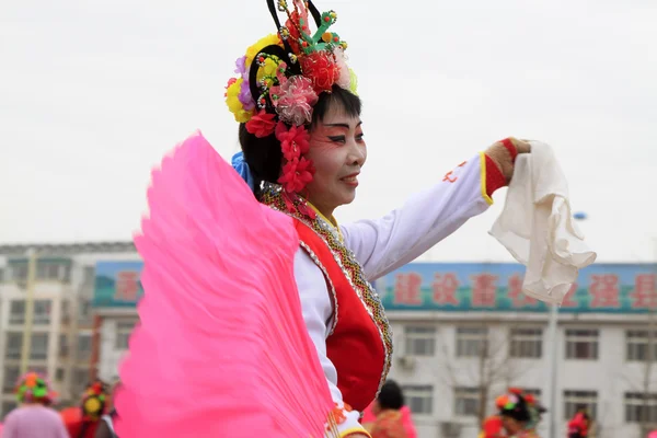 Οι άνθρωποι φορούν πολύχρωμα ρούχα, yangko παραστάσεις χορού στα s — Φωτογραφία Αρχείου