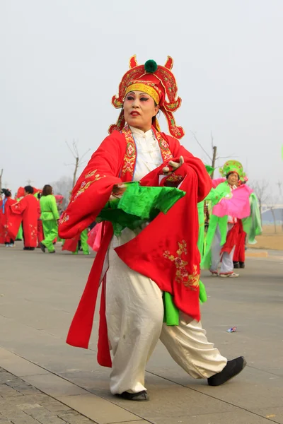 La gente usa ropa colorida, actuaciones de danza yangko en el s —  Fotos de Stock