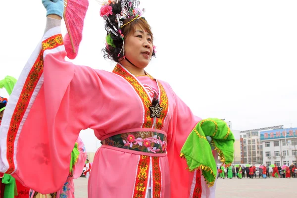 La gente usa ropa colorida, actuaciones de danza yangko en el s — Foto de Stock