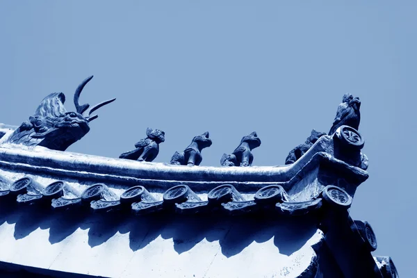 Scultura di bestie nella gronda in un tempio, Cina — Foto Stock