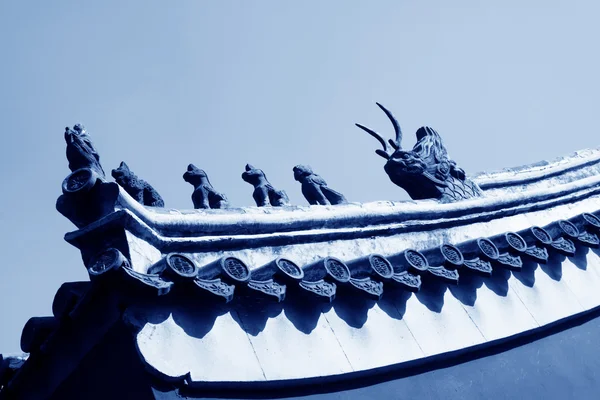 Scultura di bestie nella gronda in un tempio, Cina — Foto Stock