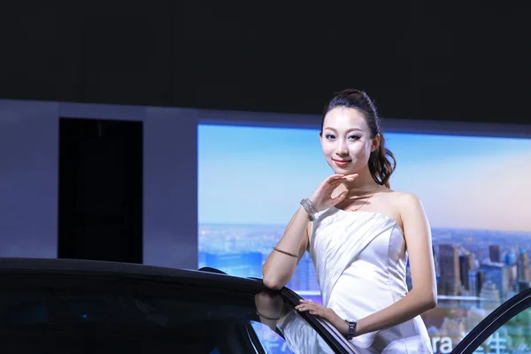 Schönes weibliches Modell in einer Autoausstellung, China — Stockfoto