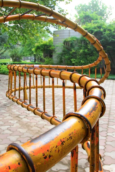 Спиральное металлическое фитнес-оборудование в парке Stone Door, Шицзячжу — стоковое фото