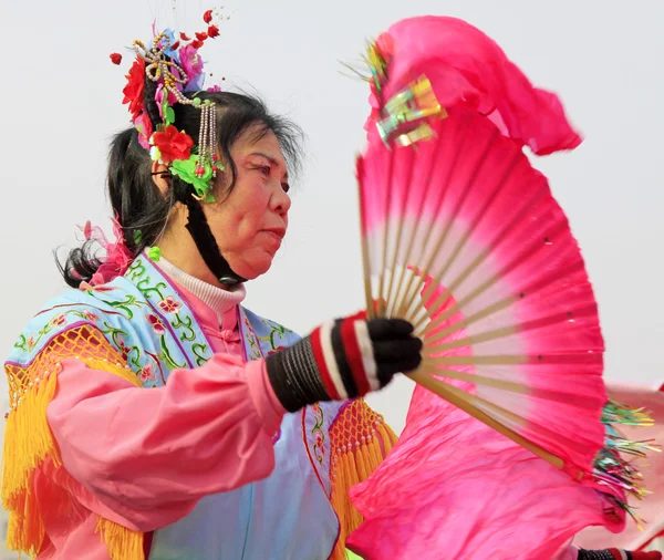 Folk går med fargerike klær, yangko-danseforestillinger i s – stockfoto