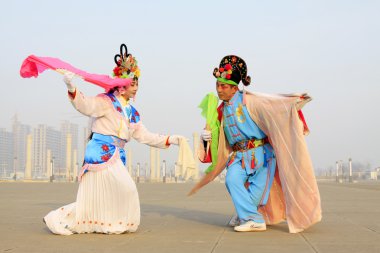 İnsanlar renkli kıyafetler giyer, Yanko dans gösterileri yapar.
