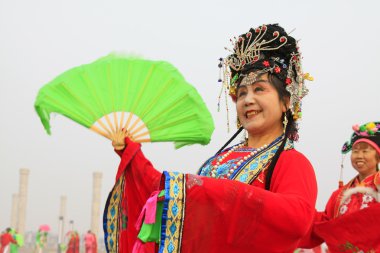 İnsanlar renkli kıyafetler giyer, Yanko dans gösterileri yapar.