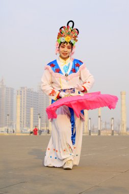 İnsanlar renkli kıyafetler giyer, Yanko dans gösterileri yapar.