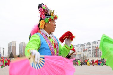 İnsanlar renkli kıyafetler giyer, Yanko dans gösterileri yapar.