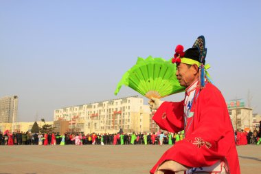 İnsanlar renkli kıyafetler giyer, Yanko dans gösterileri yapar.