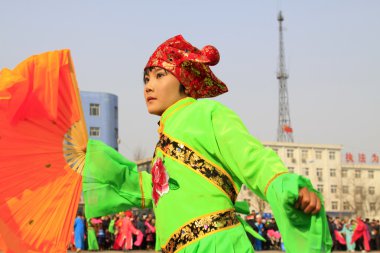 İnsanlar renkli kıyafetler giyer, Yanko dans gösterileri yapar.