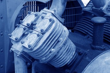 paslı terk edilmiş motor parçaları