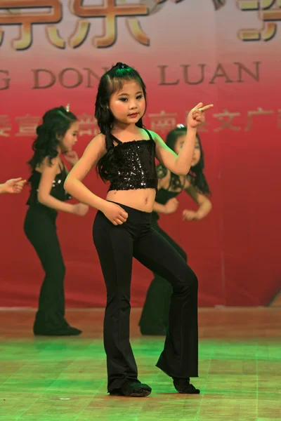 Děti taneční vystoupení v Číně fáze. — Stock fotografie