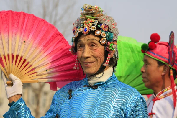 People wear colorful clothes, yangko dance performances in the s — Stock Photo, Image