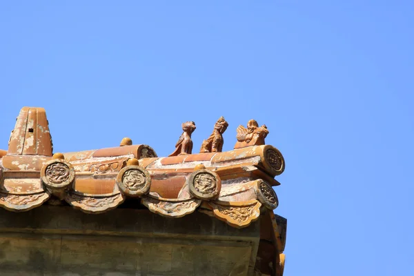 Toit de tuiles vitrées fantaisie dans les tombes royales de l'Est de la ville de Qing Dy — Photo