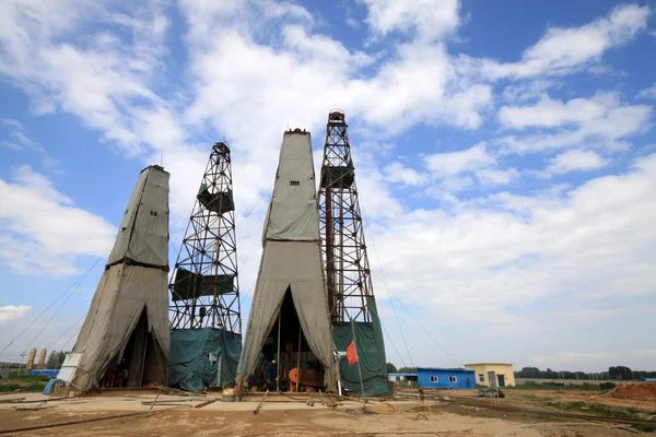 Vrtání derrick v Mach Železný důl, luannan okres, hebei pro — Stock fotografie