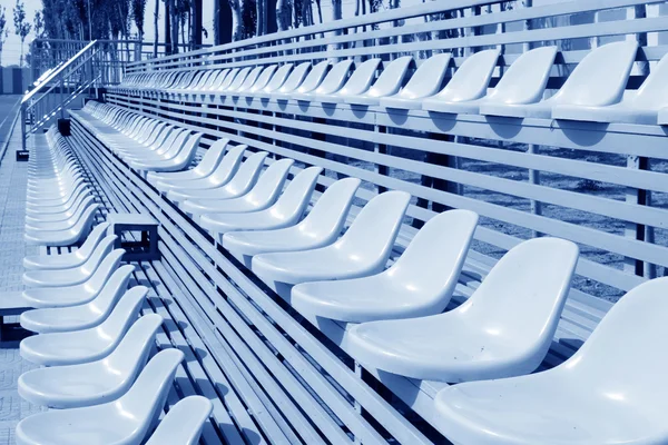 Pusty Stadion kolorowe fotele — Zdjęcie stockowe