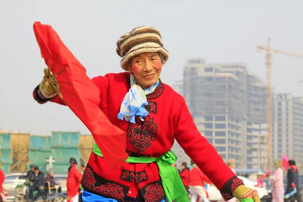 Mensen dragen kleurrijke kleren, yangko dansvoorstellingen in de s — Stockfoto