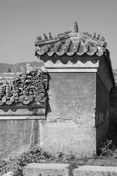 Toit de tuiles vitrées fantaisie dans les tombes royales de l'Est de la ville de Qing Dy — Photo