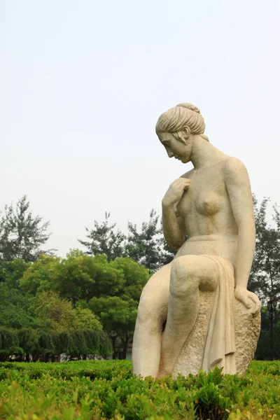 Lady naken sten skulptur i parken sten dörr, shijiazhuang, — Stockfoto