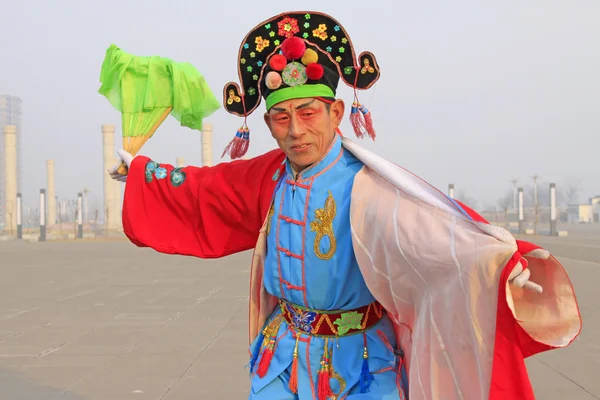As pessoas usam roupas coloridas, performances de dança yangko no s — Fotografia de Stock