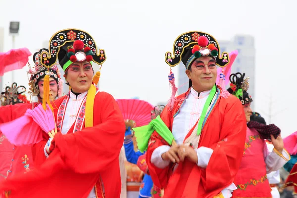 Mensen dragen kleurrijke kleren, yangko dansvoorstellingen in de s — Stockfoto