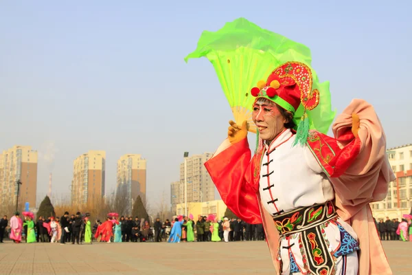 Люди носять барвистий одяг, танцювальні виступи Янко в — стокове фото