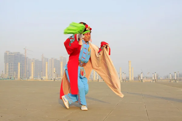 La gente usa ropa colorida, actuaciones de danza yangko en el s —  Fotos de Stock