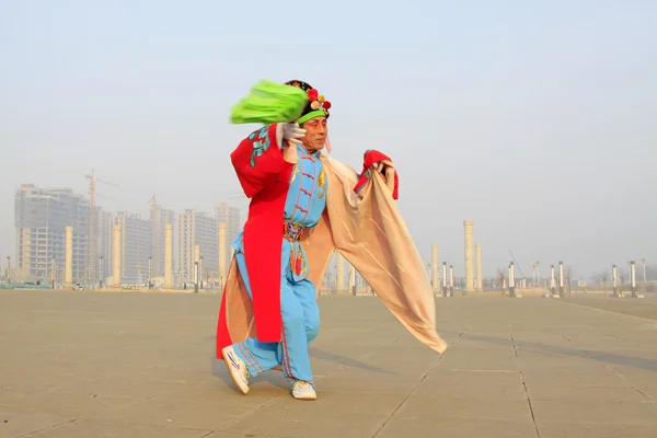 As pessoas usam roupas coloridas, performances de dança yangko no s — Fotografia de Stock