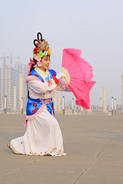 La gente usa ropa colorida, actuaciones de danza yangko en el s — Foto de Stock