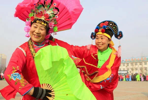 La gente usa ropa colorida, actuaciones de danza yangko en el s — Foto de Stock