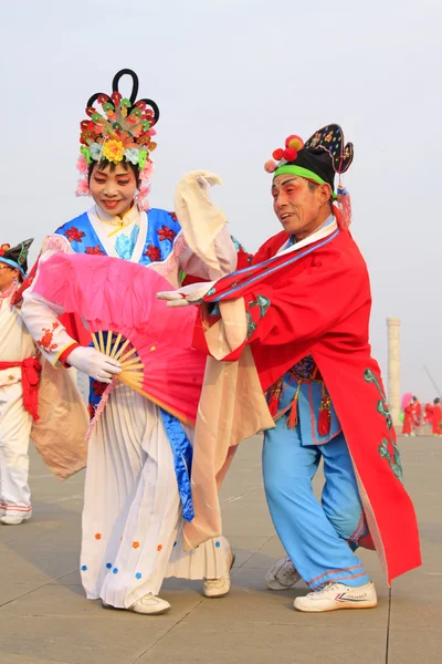 Människor bär färgglada kläder, Yangko dans föreställningar i s — Stockfoto