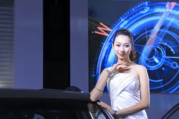 Hermosa modelo femenina en una exposición de automóviles, China —  Fotos de Stock