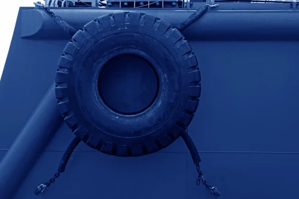Neumáticos de coche en el barco — Foto de Stock