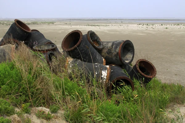 Nevyužité objekty, zvířený písek potrubí — Stock fotografie