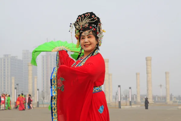 People wear colorful clothes, yangko dance performances in the s — Stock Photo, Image