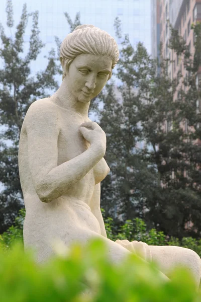 Dame naakt stenen beeldhouwwerk in de stenen deur park, shijiazhuang, — Stockfoto