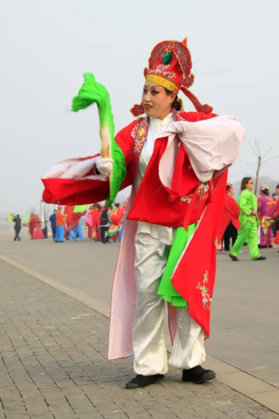 La gente usa ropa colorida, actuaciones de danza yangko en el s — Foto de Stock