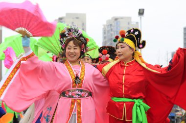 İnsanlar renkli kıyafetler giyer, Yanko dans gösterileri yapar.