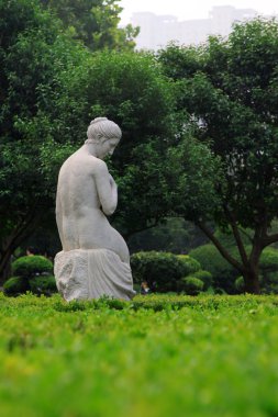 Bayan çıplak taş heykel'ın geri taş kapıyı park, shijiaz