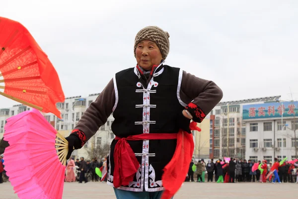 As pessoas usam roupas coloridas, performances de dança yangko no s — Fotografia de Stock