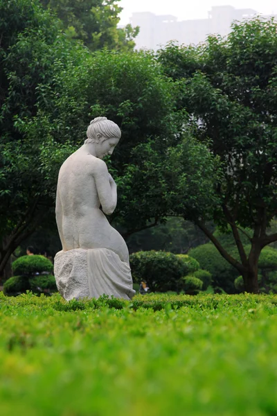Lady naken stenskulpturs tillbaka i parken sten dörr, shijiaz — Stockfoto