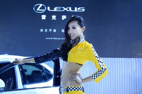 Beautiful female model in a car exhibition, China — Zdjęcie stockowe