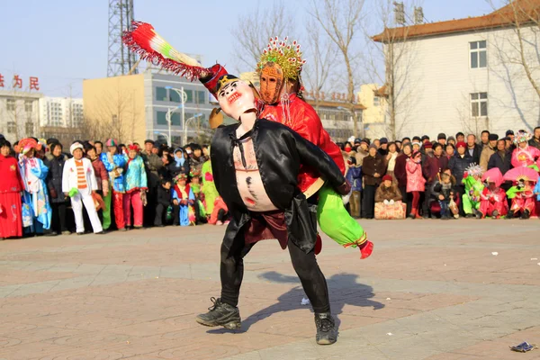 La gente usa ropa colorida, actuaciones de danza yangko en el s — Foto de Stock
